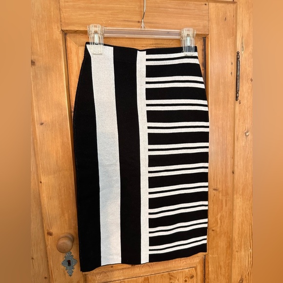 Theory Efersten Mixed-Stripe Knit Pencil Skirt Like New Black & White - Picture 4 of 10